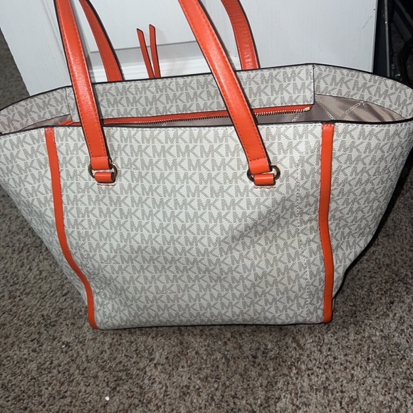 Large MK bag. Great condition. Hardly used - Picture 2 of 4